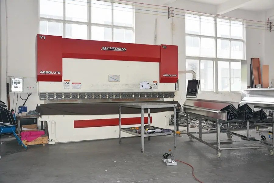 Artisan qualifié travaillant sur une sculpture funéraire