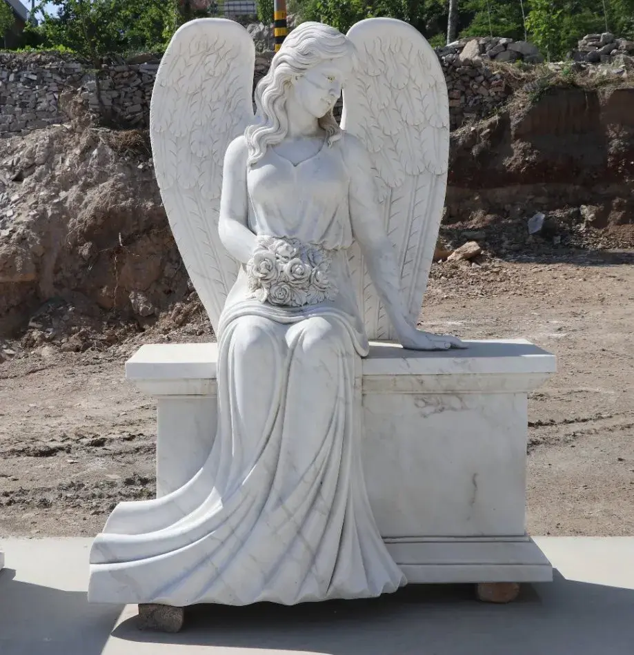 Sculpture funéraire de pierre tombale d'ange assis en marbre
