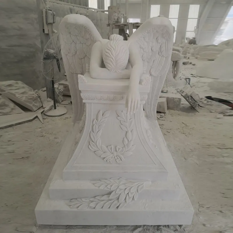 Sculpture funéraire de pierre tombale d'ange en marbre blanc