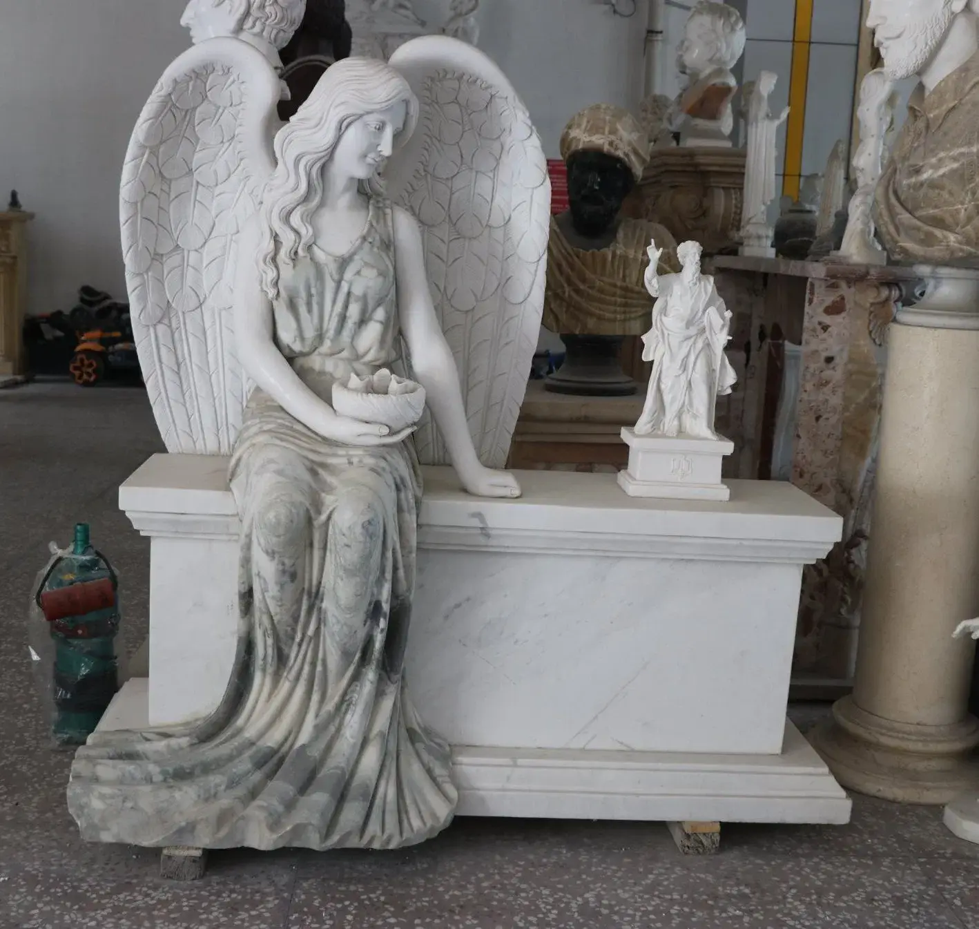 Sculpture funéraire de pierre tombale d'ange assis en marbre