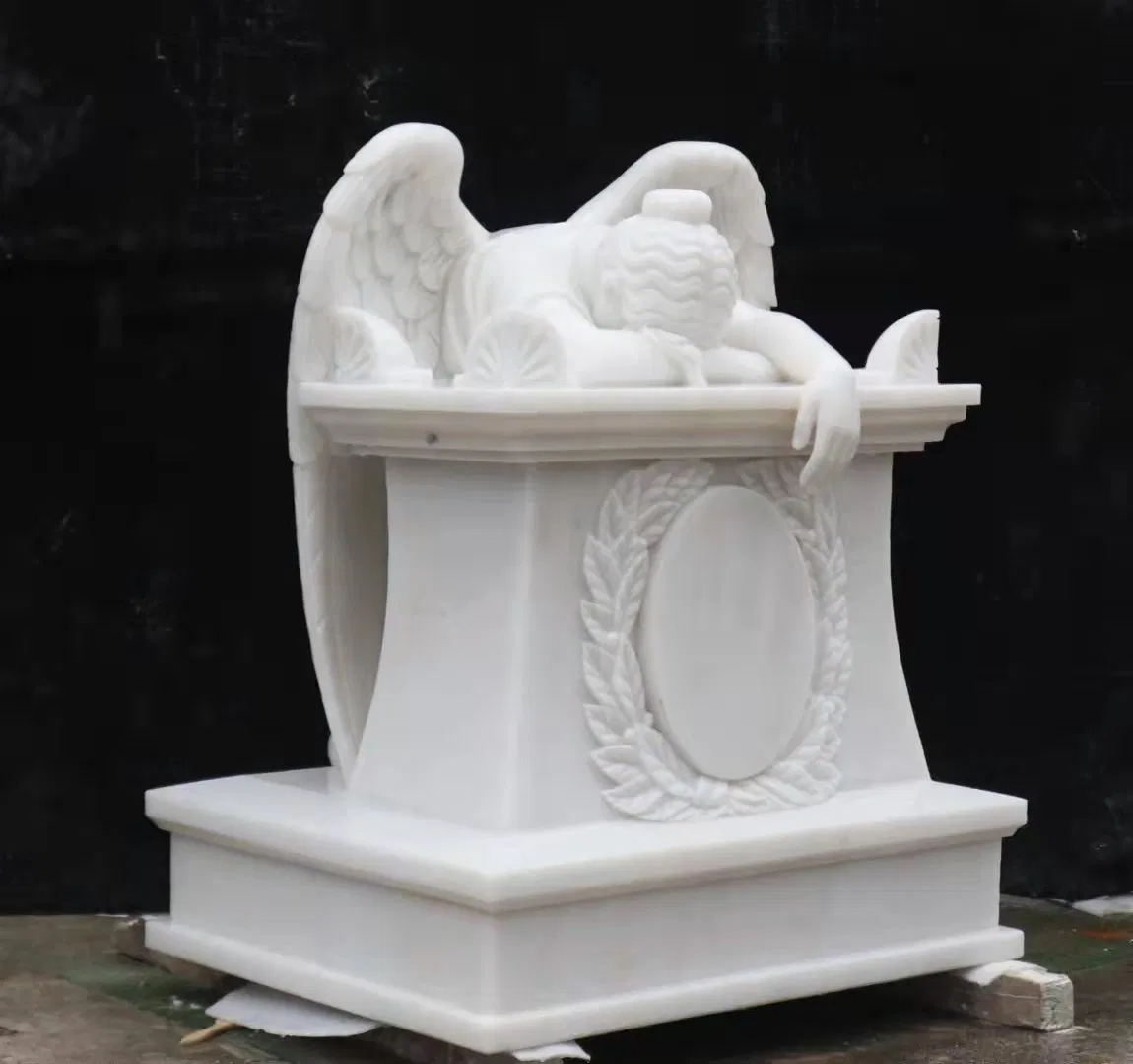 Sculpture funéraire de pierre tombale d'ange en marbre blanc