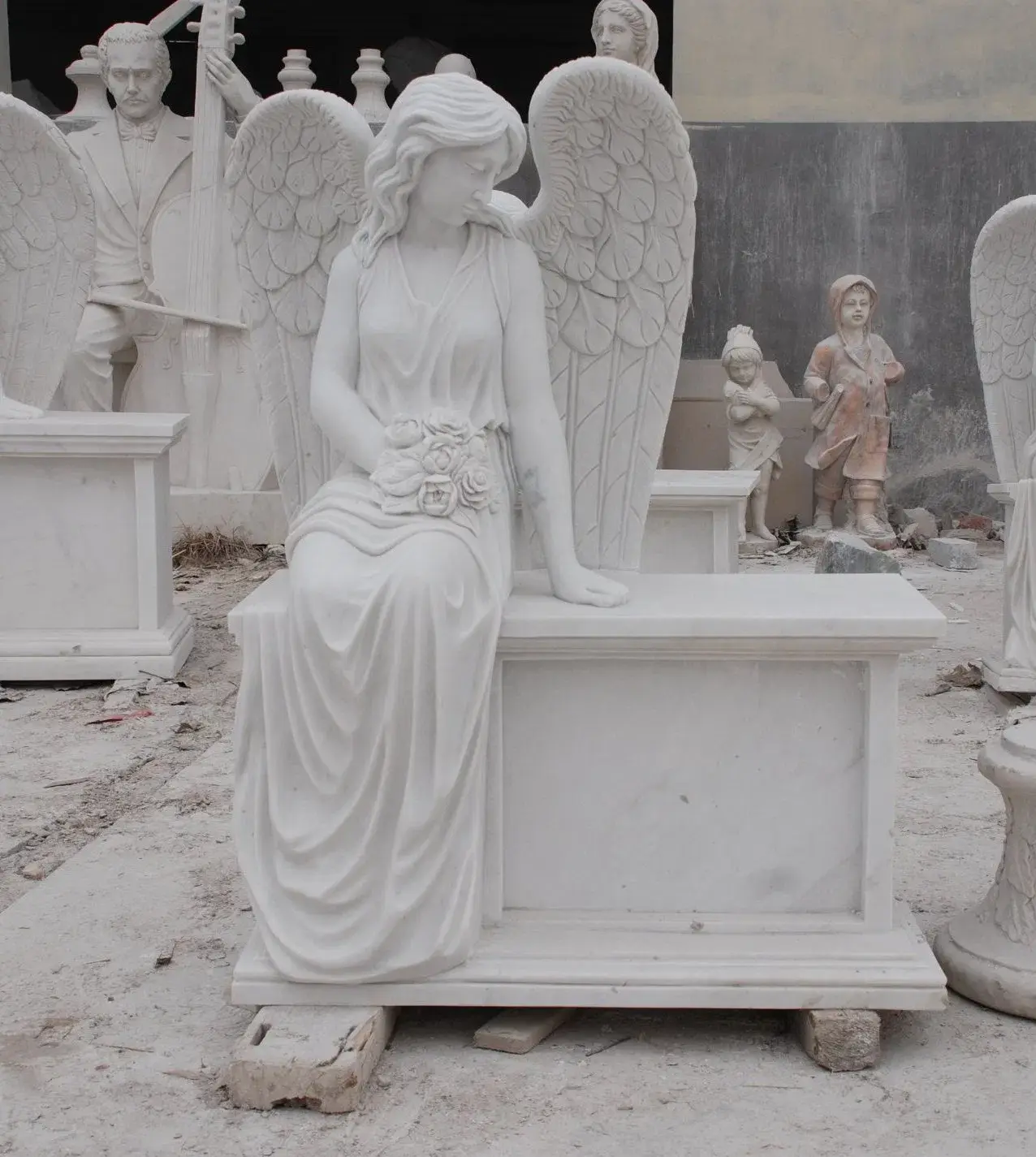 Sculpture funéraire de pierre tombale d'ange assis en marbre