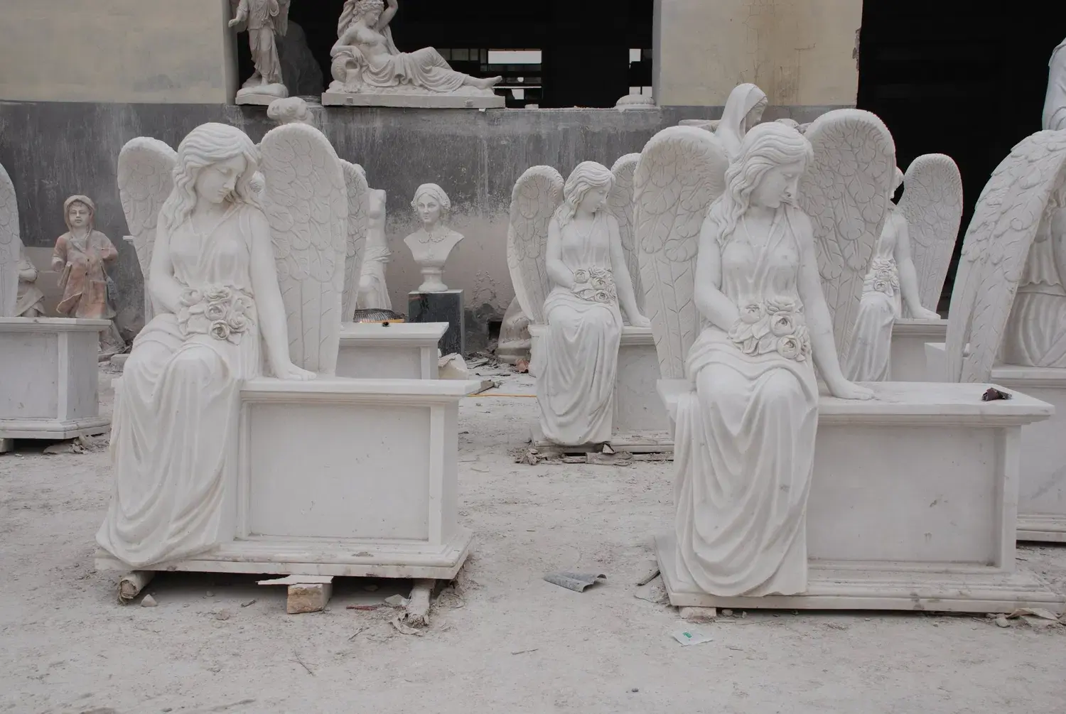 Sculpture funéraire de pierre tombale d'ange assis en marbre
