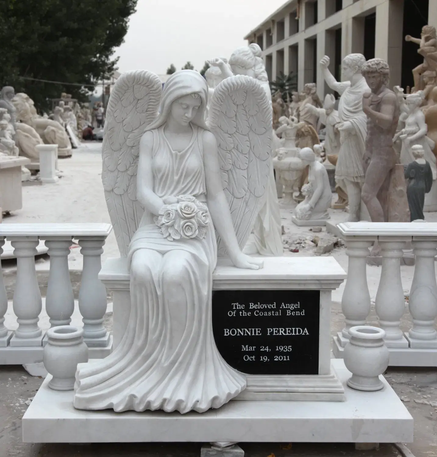 Sculpture funéraire de pierre tombale d'ange assis en marbre